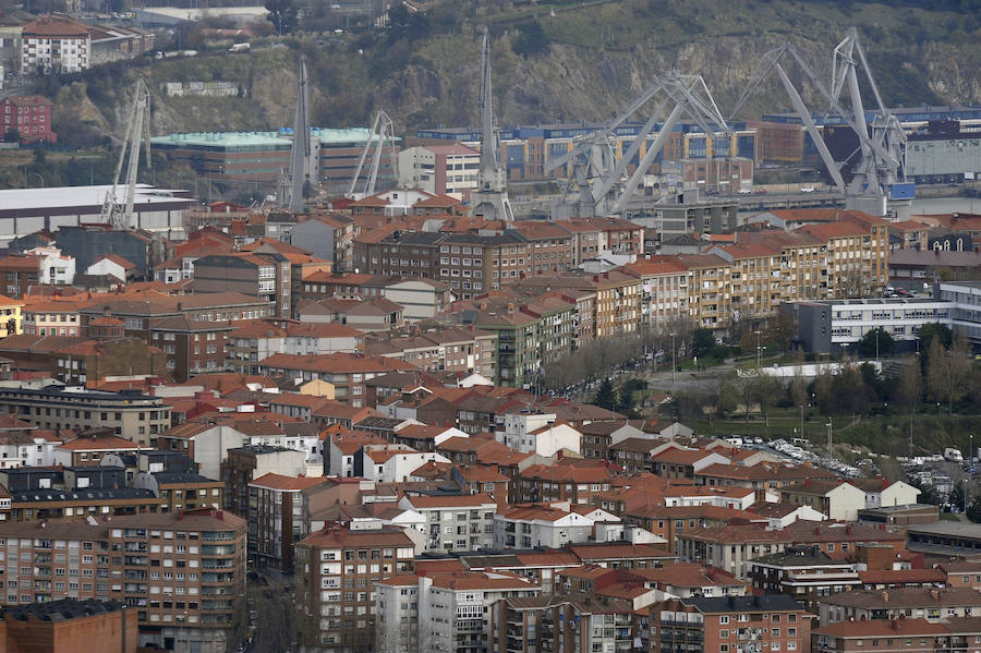 Imagen de Sestao con las grúas de La Naval al fondo.