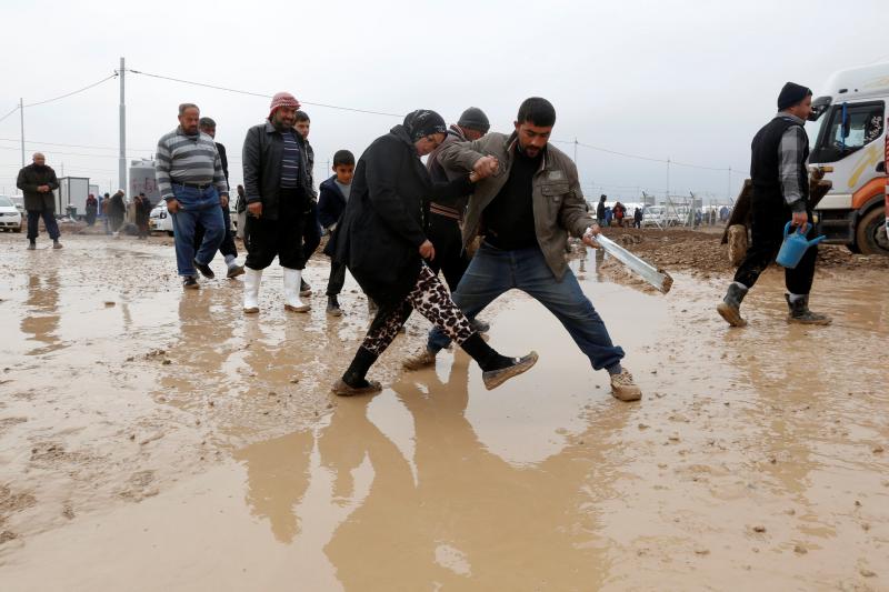 Los desplazados huyen de Mosul, baluarte del Estado Islámico