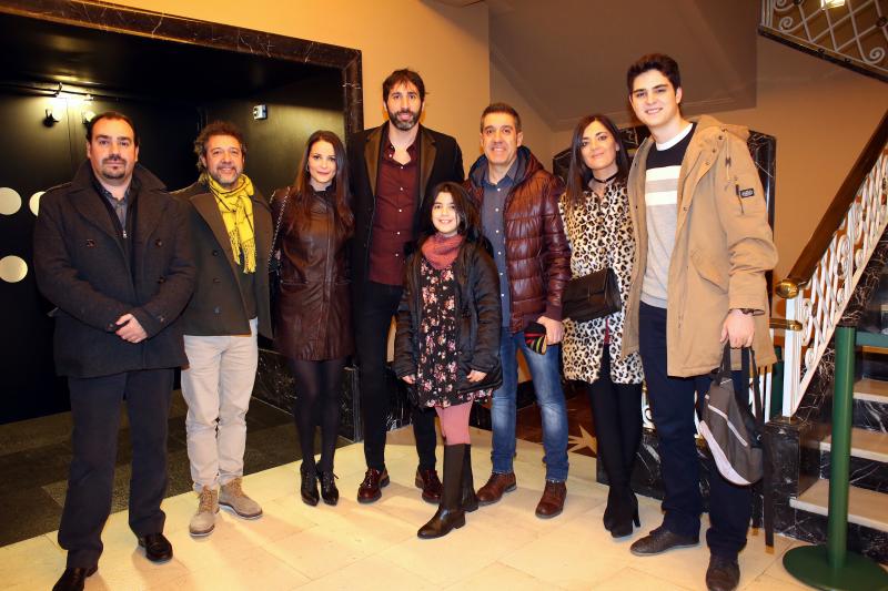 José Luis Blanco, José Antonio García, Arantza Amohedano, Alex Mumbrú, la joven Ana García, Juan Carlos García, Lourdes Fernández e Íñigo Van-Koningsloo.