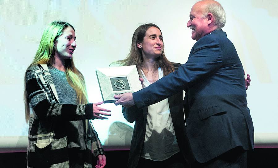 Ainhoa Álvarez e Iraia Iturregi, del Athletic, con el director de la Obra Social de la BBK, Gorka Martínez.