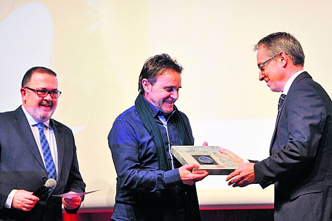 El padre de Jonathan Castroviejo agradece el premio al subdirector de ELCORREO Óscar Villasante.