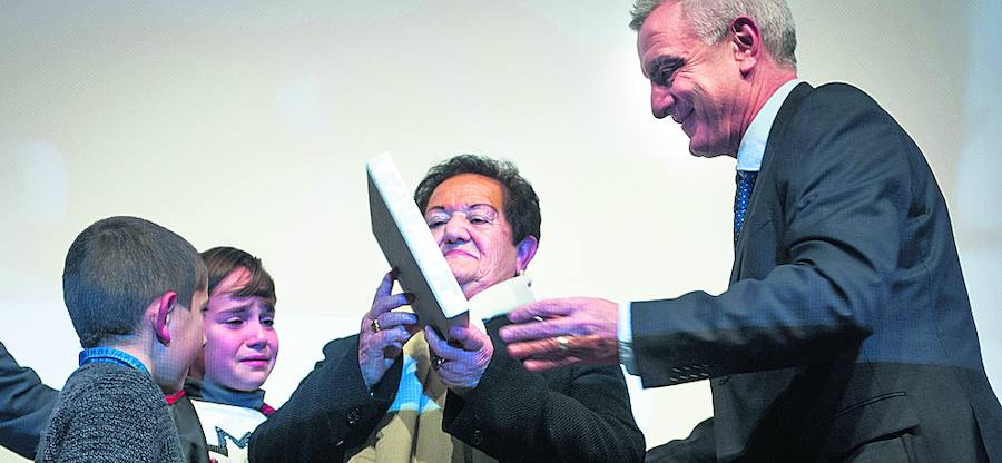 Dolores Narbaez, madre de Alex Txikon, y los sobrinos del alpinista observan la placa con el jefe de Deportes de EL CORREO, Ángel Pereda.