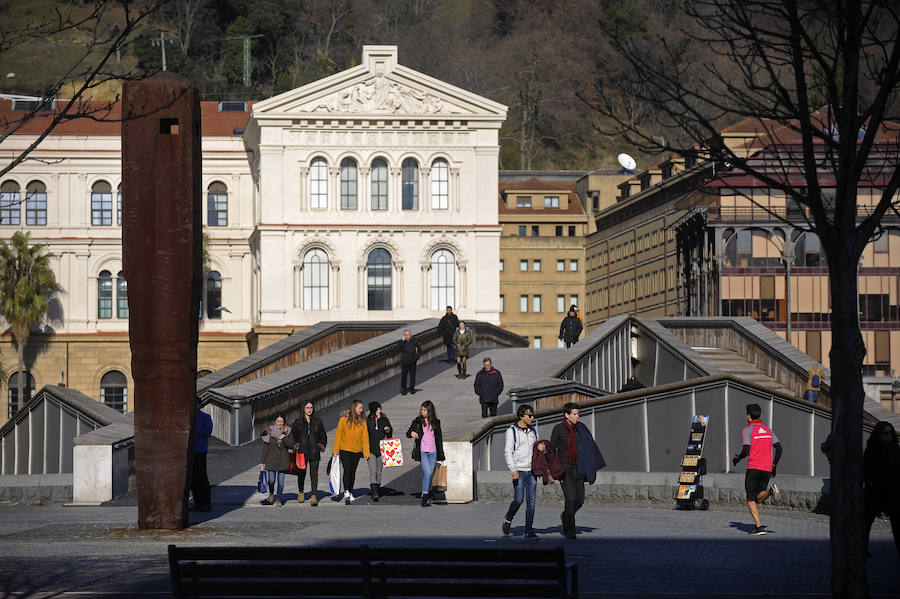 Pasarela de Pedro Arrupe, al lado de la Universidad de Deusto.