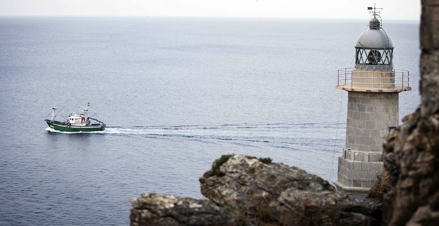 Vista del faro de Santa Catalina, Lekeitio.