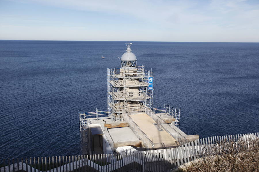 Vista de las obras en el faro de Santa Catalina, Lekeitio, el pasado mes de diciembre.