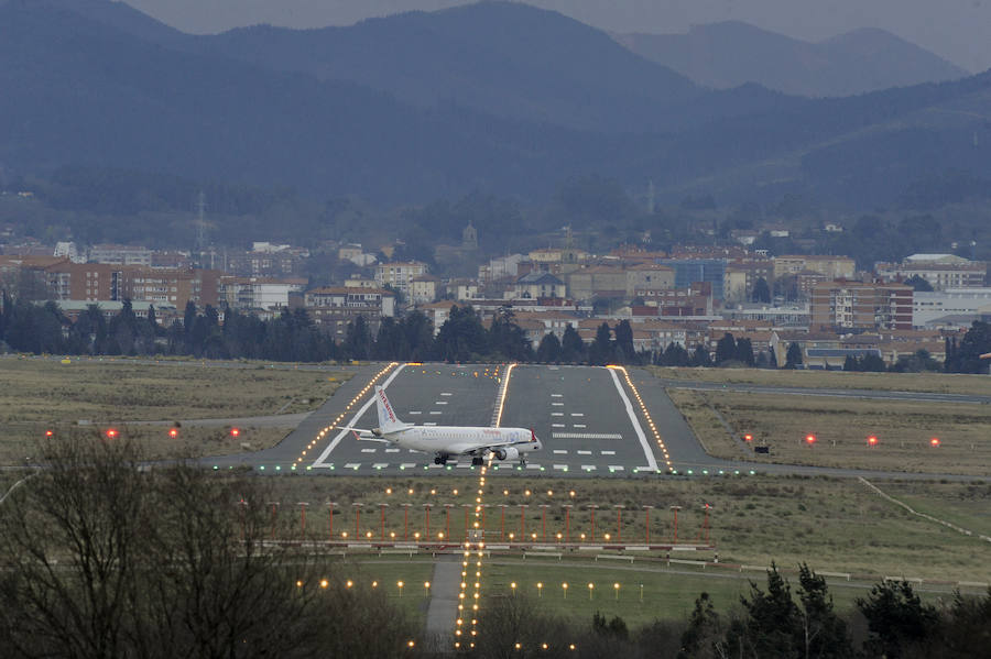 El viento azota a los aviones en Loiu.