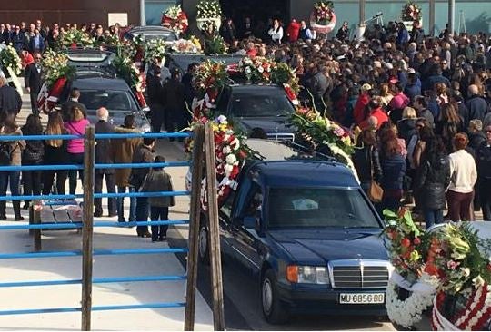 Torre Pacheco llora a los cinco jóvenes y arropa a sus familias en el funeral