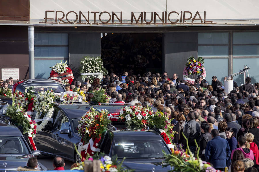 Torre Pacheco llora a los cinco jóvenes y arropa a sus familias en el funeral