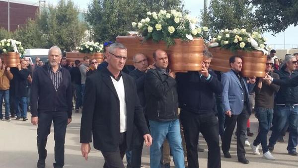 Torre Pacheco llora a los cinco jóvenes y arropa a sus familias en el funeral