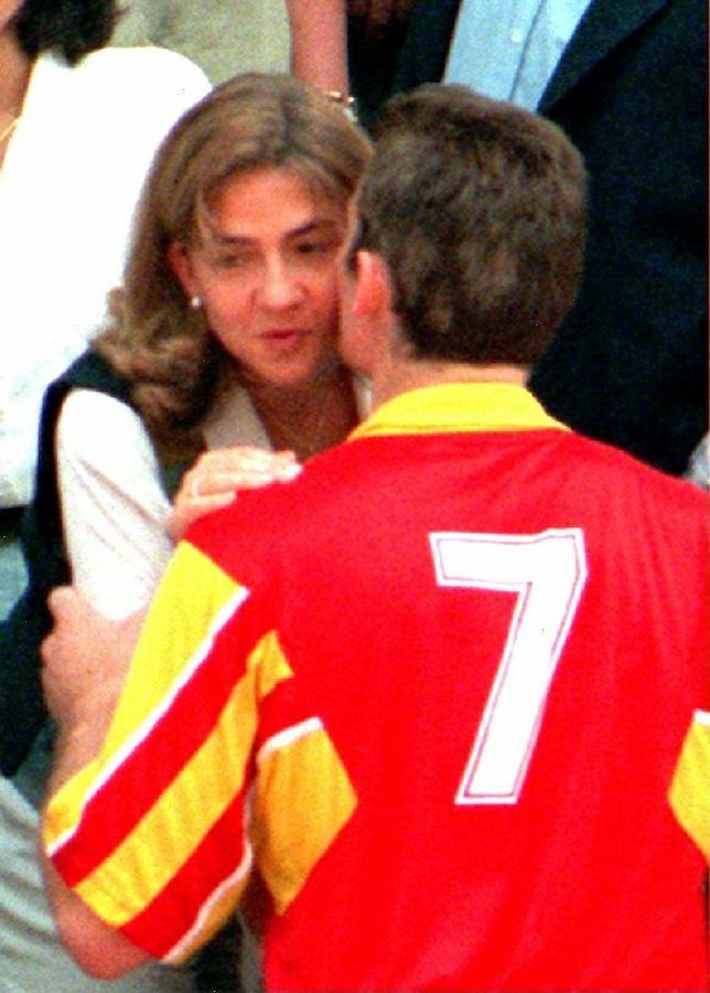 También era frecuente ver a la infanta apoyando a Urdangarin en sus retos deportivos, como el partido entre España-Alemania en el XXII Torneo Internacional de España de Balonmano (1997).