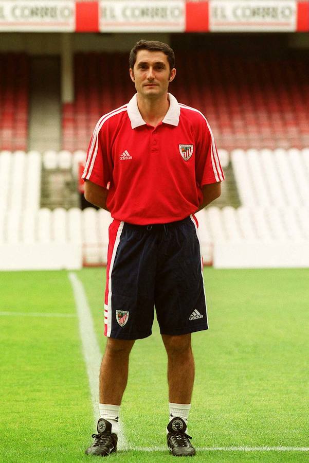 Ernesto Valverde, como ayudante de entrenador del Athletic, Txetxu Rojo, en el año 2000.