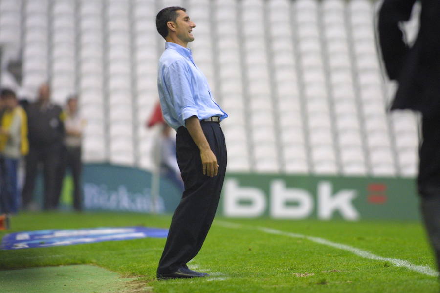 Valverde, en el banquillo del Bilbao Athletic durante una fase de ascenso a Segunda División contra el Burgos en 2003.