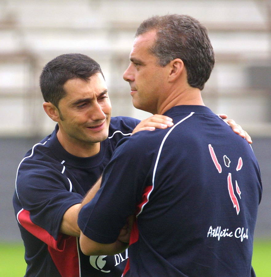 Ernesto Valverde, abrazado a Jon Aspiazu, segundo entrenador, en uno de sus primeros entrenamientos al frente del primer equipo.