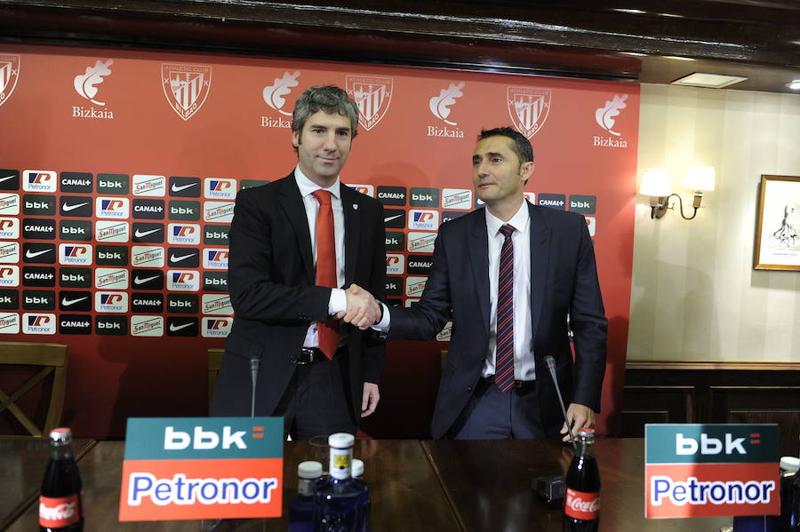 El presidente del Athletic, Josu Urrutia, presenta al entrenador en sala de prensa.