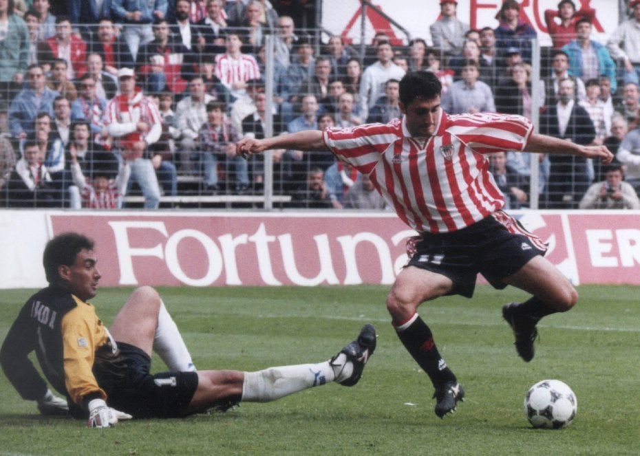 Valverde se dispone a batir al portero Ojeda en el partido Athletic-Tenerife (1996) disputado en San Mamés.