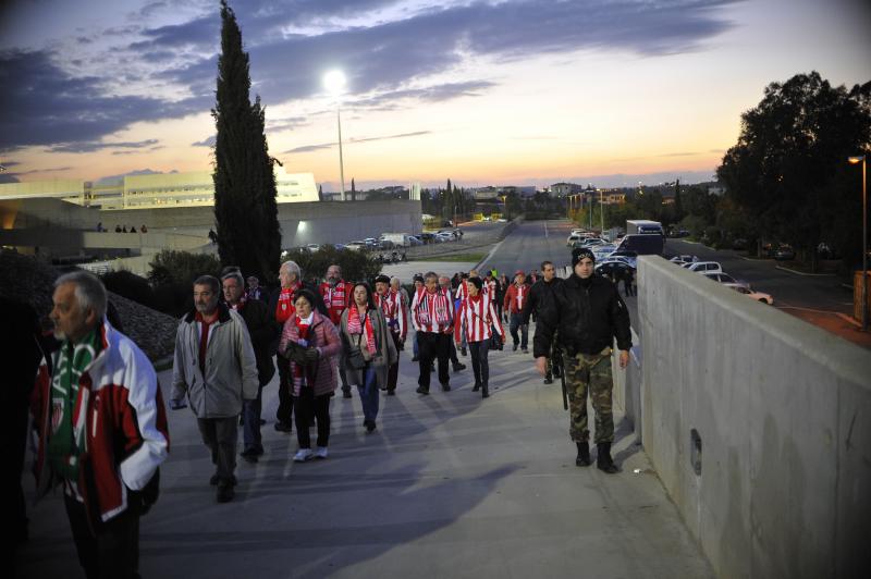 La afición del Athletic en el estadio del Apoel