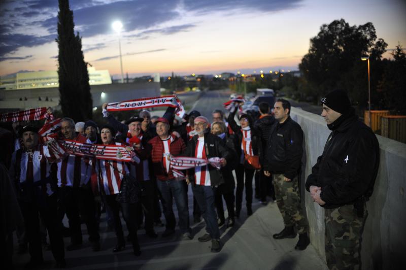 La afición del Athletic en el estadio del Apoel