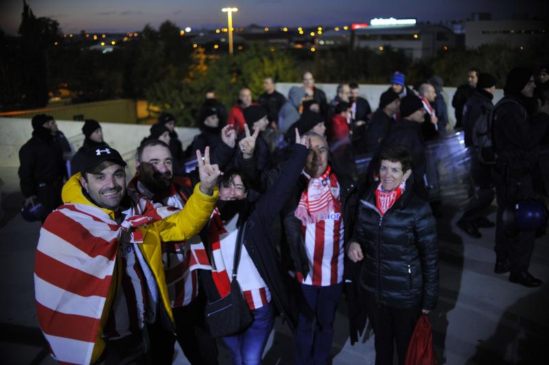 La afición del Athletic en el estadio del Apoel