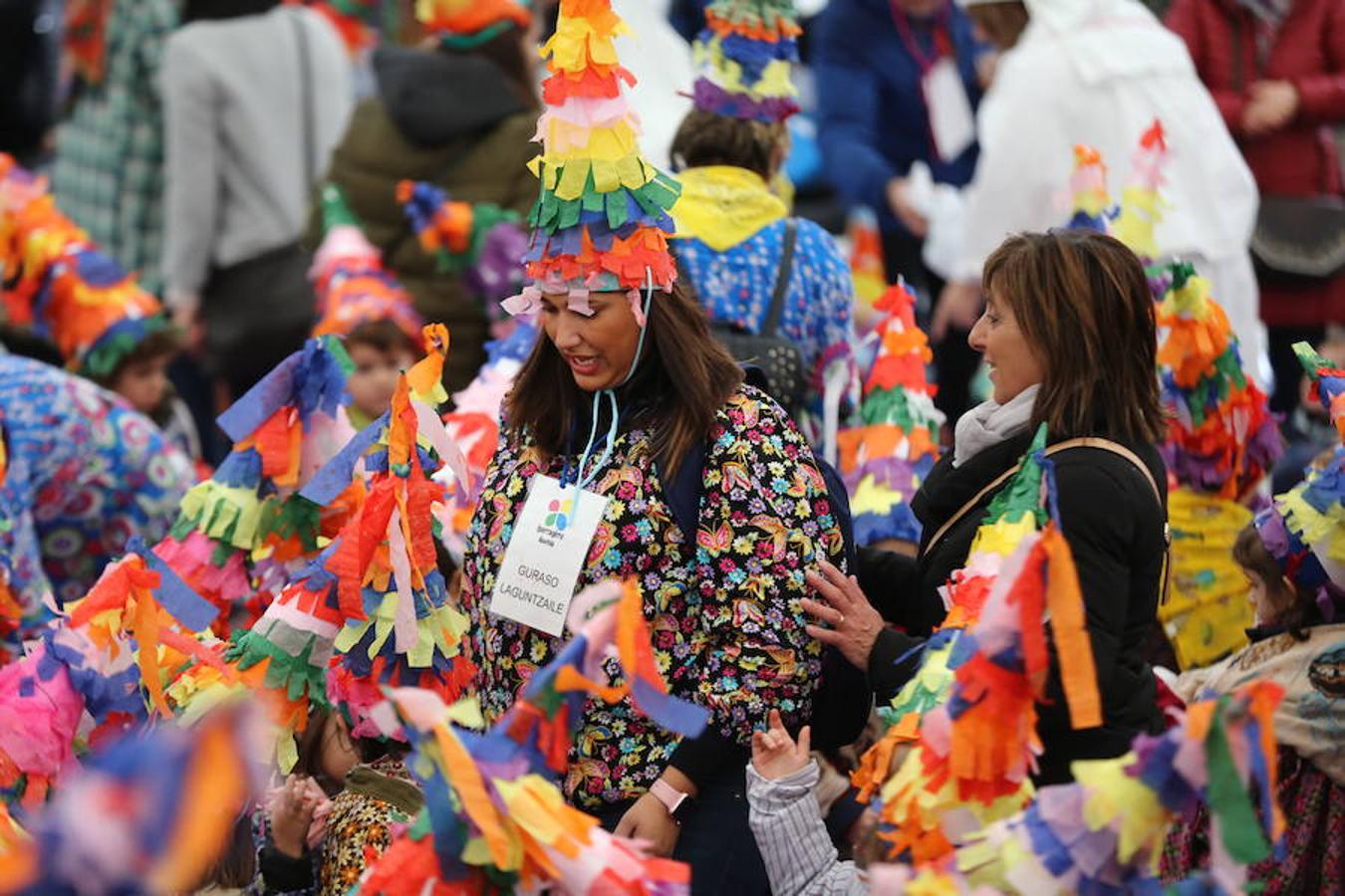 Los txikis festejan el Carnaval en la Plaza Nueva