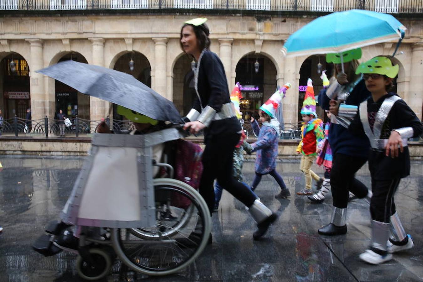Los txikis festejan el Carnaval en la Plaza Nueva