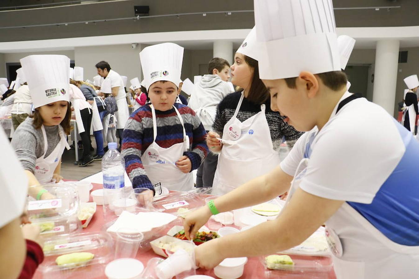 Los niños de Vitoria, con las manos en la masa