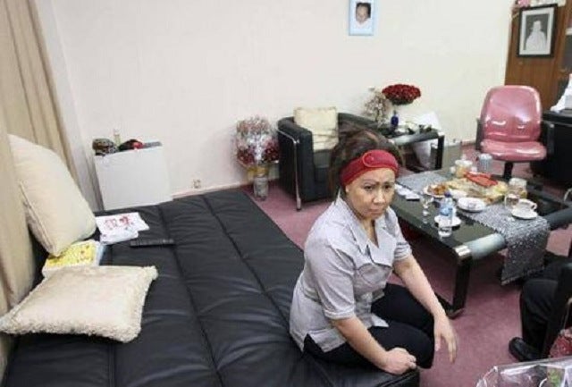 Prisión de Pondok Bambu (Indonesia). Artalyta Suryani una exempresaria que vivía en esta lujosa prisión, fue descubierta gracias a una inspección en su celda, en la cual se estaba realizando una cirugía estética. Allí encontraron televisores LCD, aire acondicionado y muebles. En las instalaciones también se han encontrado que los internos cuentan con acceso a internet, karaoke e incluso mucamas. Asimismo, equipos como microondas, refrigeradores y Home Theaters.