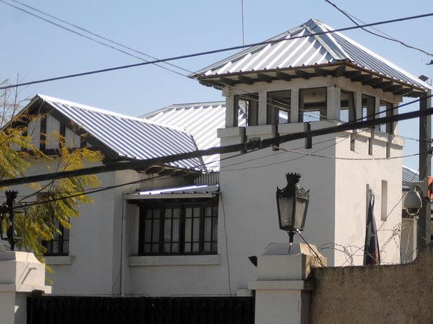 Prisión Cordillera (Chile). Los internos vivían en cabañas privadas y en mejores condiciones que la mayoría de los prisioneros en Chile. El precio de mantener un recinto con 38 guardias para 10 presos, que cumplían condena por violación de derechos humanos, tortura y homicidio, era desorbitado.