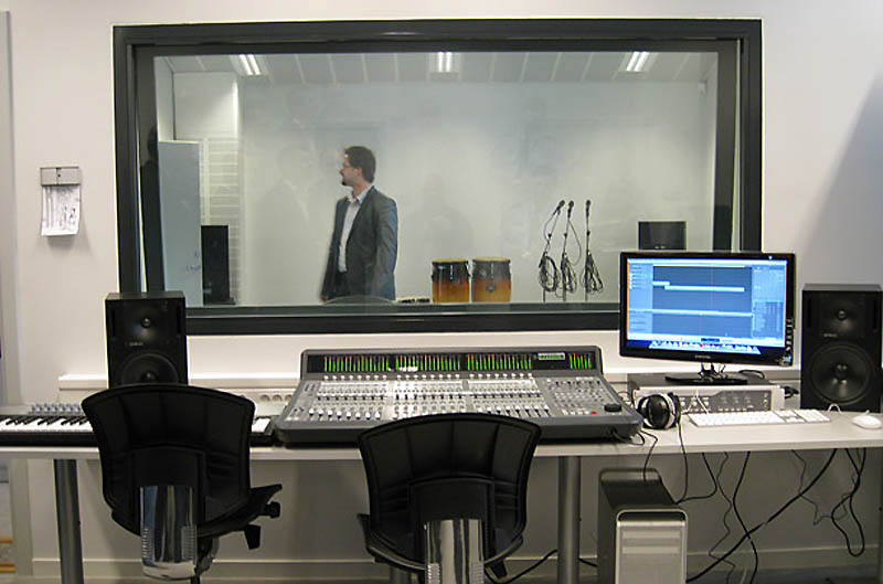 Prisión Halden (Noruega). En la cárcel de Halden Fengsel incluso disponen de un estudio de grabación con equipo profesional. A los presos se les enseña a tocar la guitarra, piano, bongos y otros instrumentos, cuentan además con una pequeña clínica y la asistencia de odontólogos, médicos y enfermeros.