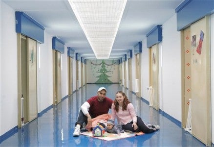 Prisión de Aranjuez (España). Es la única prisión en el mundo que permite tener celdas familiares, donde los condenados pueden vivir con su pareja e hijos. Estos pueden crecer en la prisión hasta la edad de 3 años; cumplida esta edad los niños abandonan el centro y pasan a la protección de sus tutores legales, o de no haberlos, del Estado.