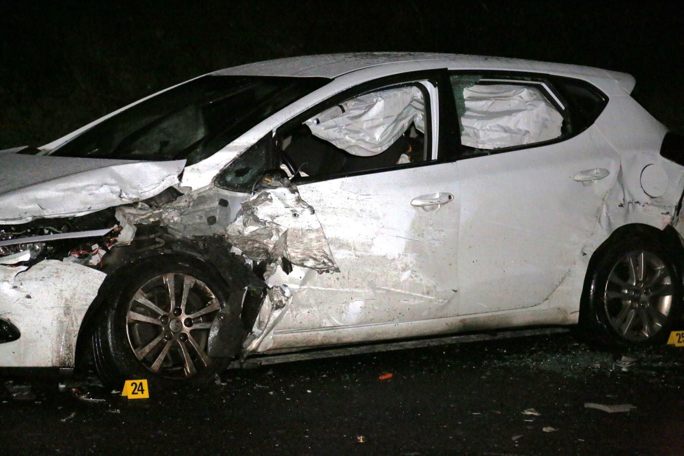 Imágenes tras el accidente entre un camión y varios turismos en Azkoitia