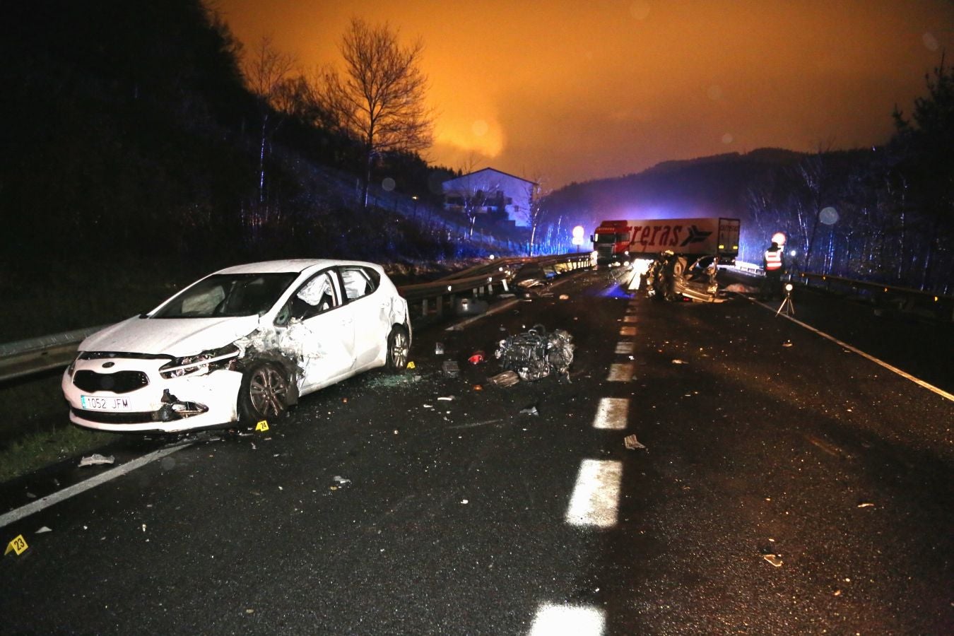 Imágenes tras el accidente entre un camión y varios turismos en Azkoitia