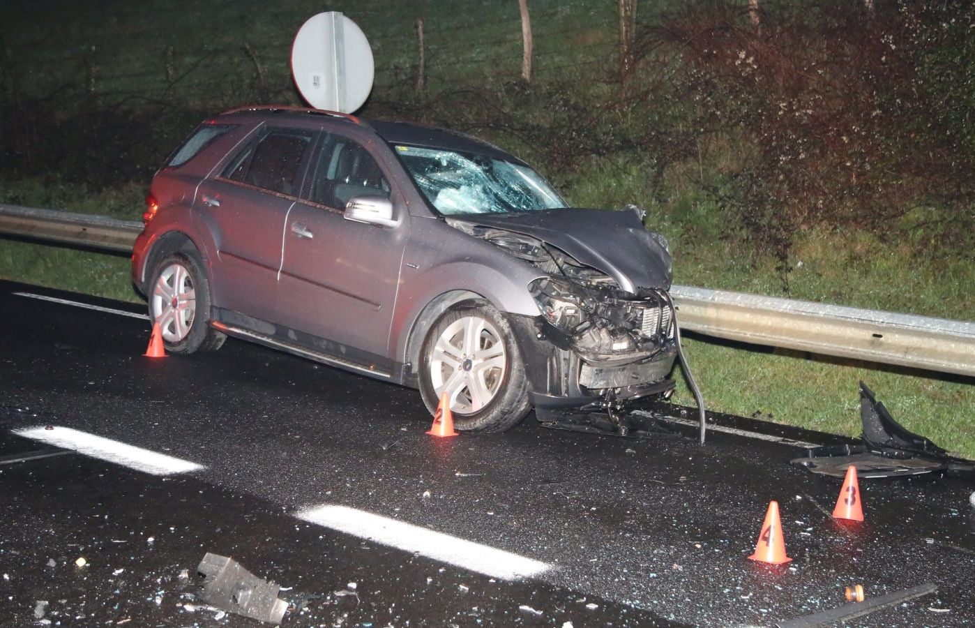 Imágenes tras el accidente entre un camión y varios turismos en Azkoitia