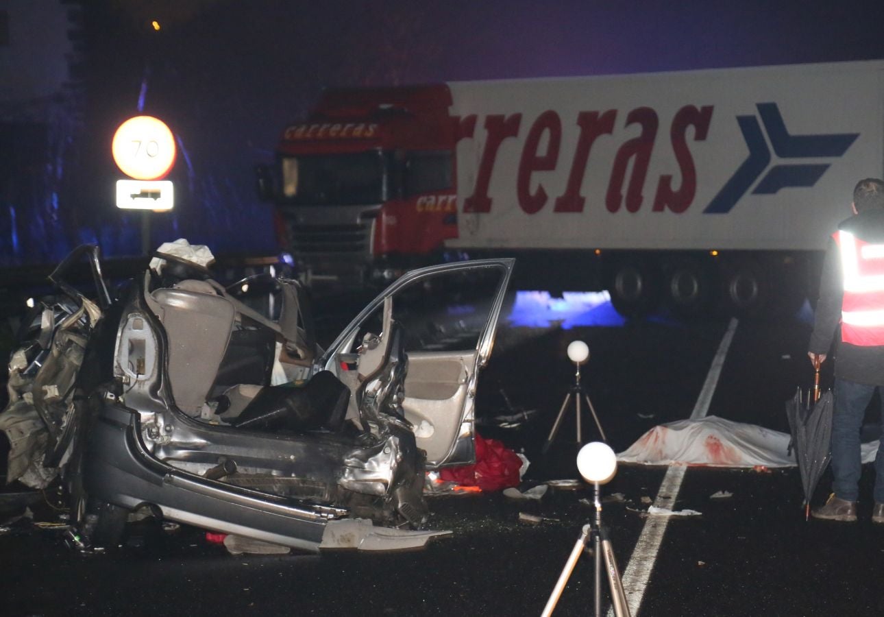 Imágenes tras el accidente entre un camión y varios turismos en Azkoitia