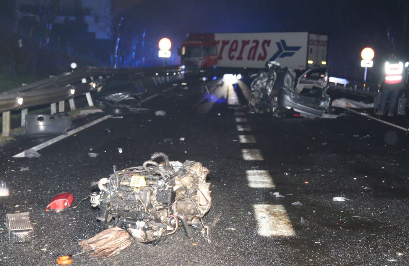 Imágenes tras el accidente entre un camión y varios turismos en Azkoitia