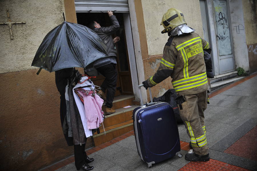 Los vecinos de Sestao afectados por el incendio vuelven a sus casas a por sus pertenencias