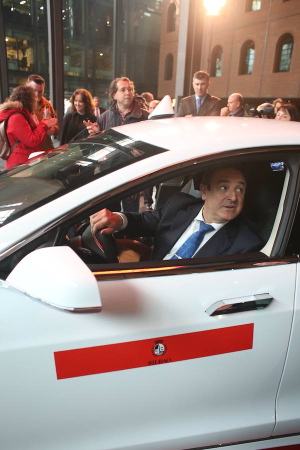 Presentación del taxi Tesla 100% eléctrico en Bilbao