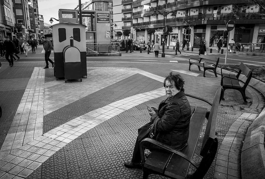 La calle Carmelo es una de las principales arterias del barrio y cuenta con muchas tiendas, bares y todo tipo de establecimientos.