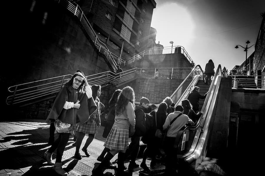 La salida del metro se llena cuando salen los más pequeños de su jornada en el colegio.