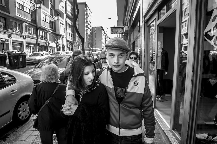 Una pareja camina por  una de las calles del barrio.