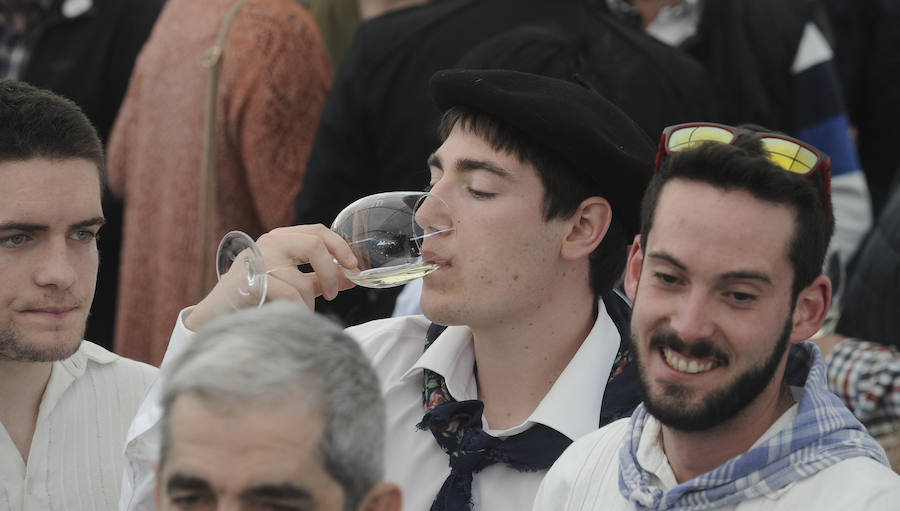 Abel Barriola apadrina la nueva añada de txakoli de Bakio