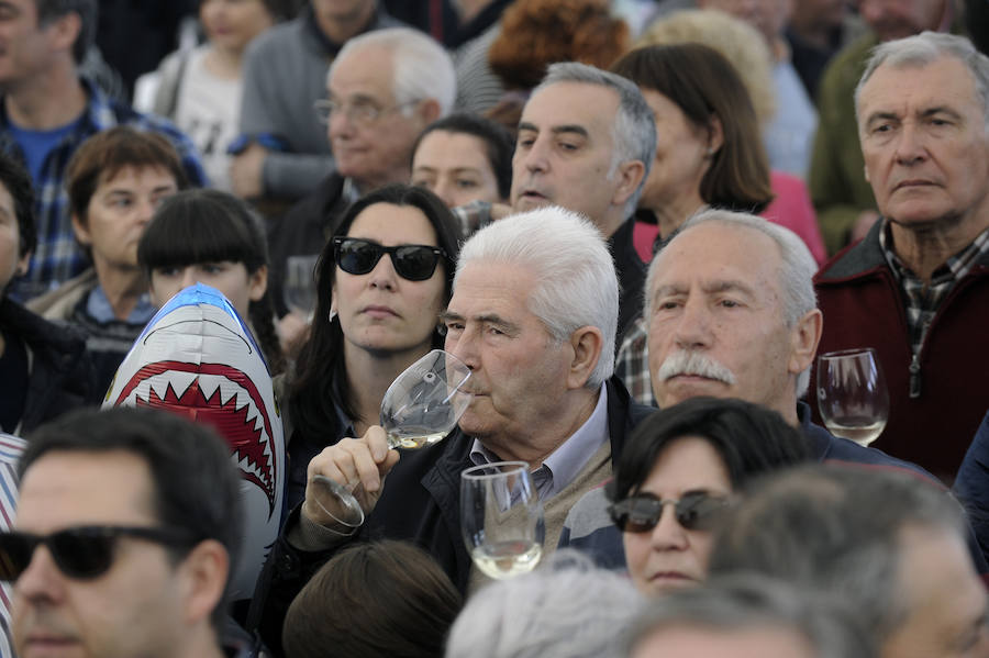 Abel Barriola apadrina la nueva añada de txakoli de Bakio