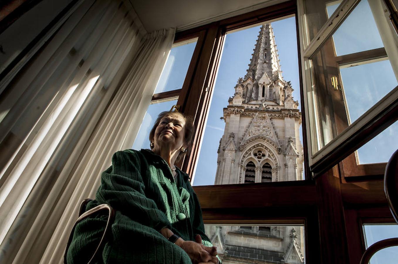 Catedral de Santiago. Pilar Galíndez, de 87 años, vive frente a la catedral de Santiago, cuya torre se recorta sobre su ventana como si el arquitecto hubiera diseñado la casa entera pendiente de respetar ese efecto. La iglesia gótica más monumental de Bizkaia comenzó a construirse en el siglo XIV, en pleno corazón del Casco Viejo de Bilbao, pero su fachada y la torre datan de finales del XIX