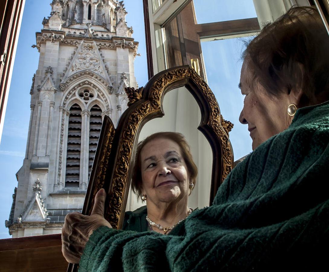 Catedral de Santiago. «No me molestan las campanas ni el jaleo. De joven bailaba yo y ahora lo hacen otros», dice Pilar Galíndez