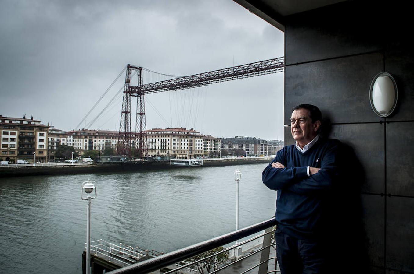 Puente Colgante. El director del Elai Alai, en el balcón de su vivienda