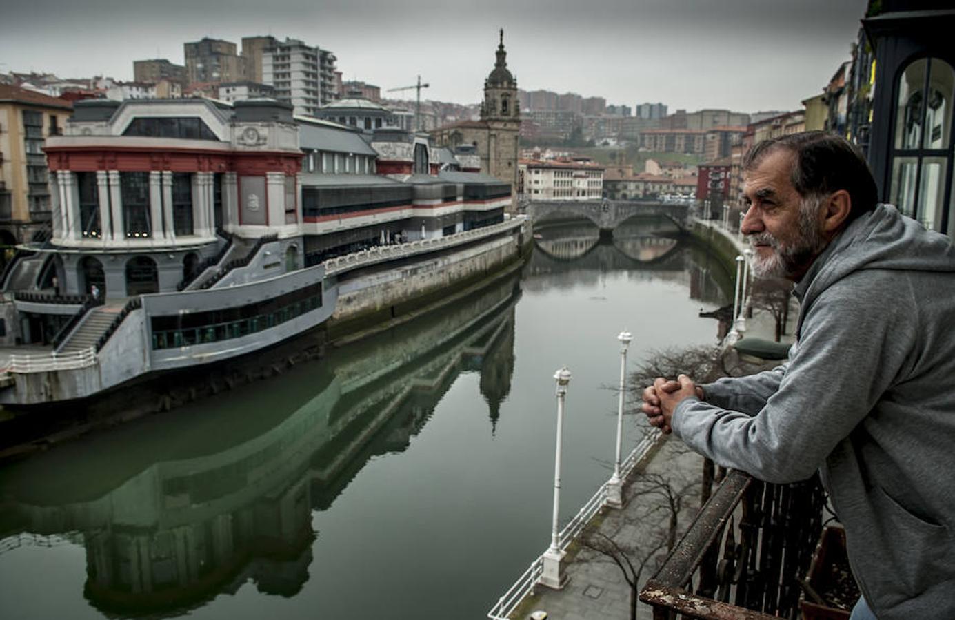 Iglesia y puente de La Merced. Dos iconos de Bilbao que figuran en el escudo de la villa. «Me cautiva la ría, sus reflejos y mareas», apunta Ramón Barea. «De pequeño soñaba con cruzarla a nado»