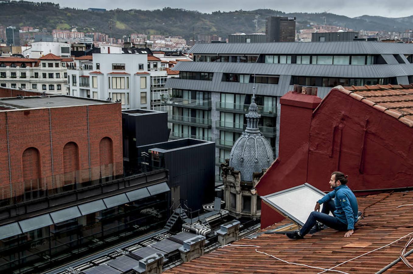 La Alhóndiga. Gonzalo de las Heras, infógrafo, disfruta de las vistas del Azkuna Zentroa, el palacio para guardar vino que construyó Ricardo Bastida en 1909. Fue reconvertido en centro de ocio por Phippe Starck. «Desde mi atalaya he visto cómo ha evolucionado el corazón de Bilbao», dice Gonzalo