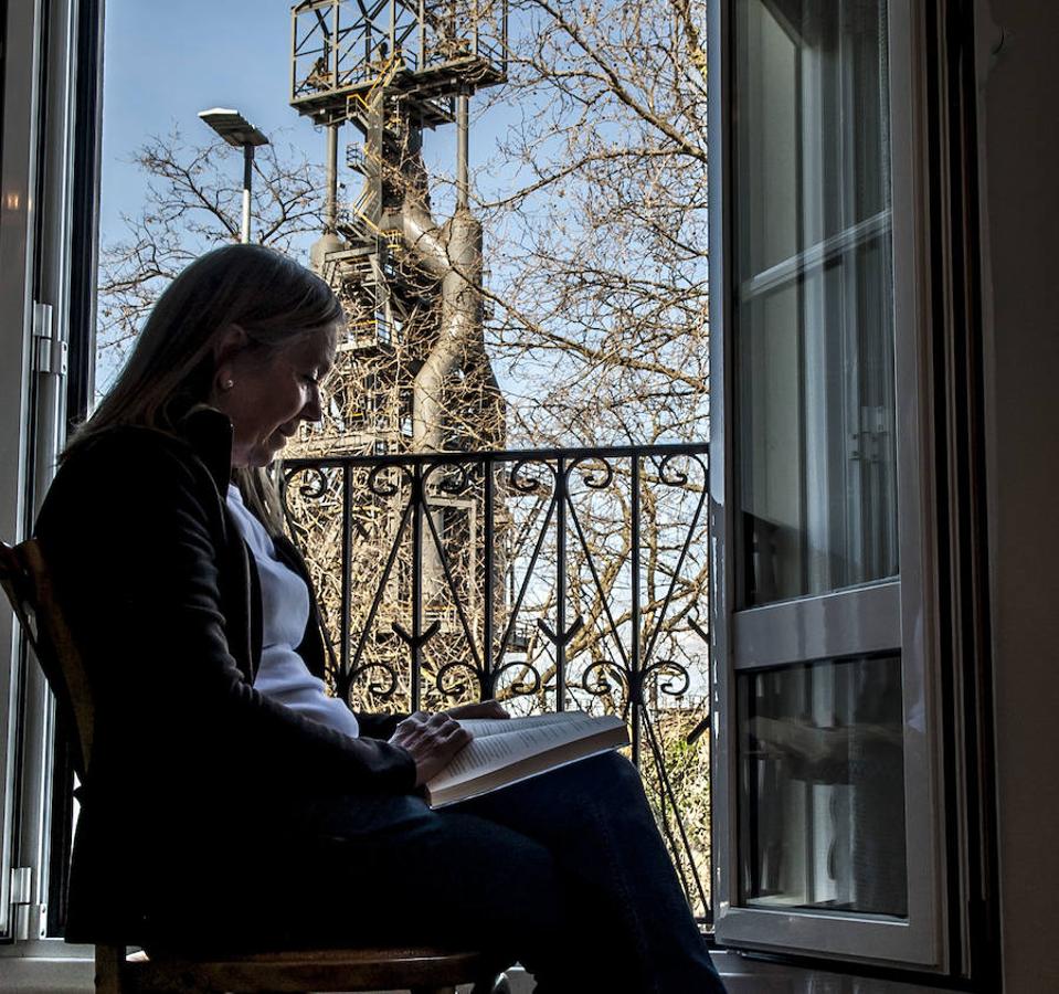 Horno alto de Sestao. «Me recuerda que no estoy sola y que soy libre», señala Txaro Urrutikoetxea, prejubilada, que observa desde su ventana todo un símbolo del pasado industrial de Bizkaia. En la cuba de 40 metros de la antigua Altos Hornos de Vizcaya se fundía el mineral de hierro a 1.400 grados