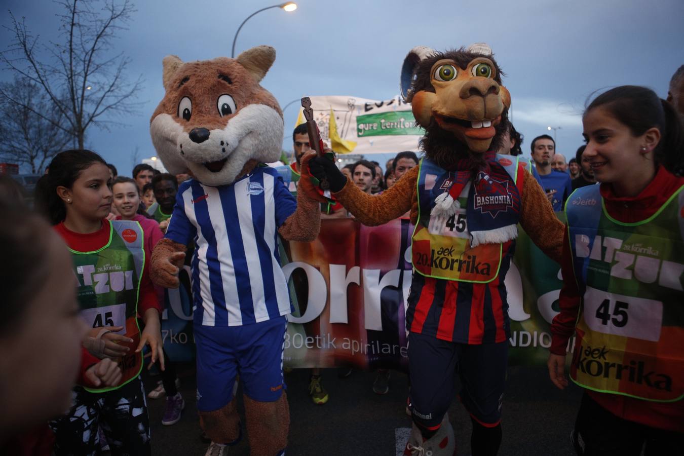 La Korrika recorre las calles de Vitoria