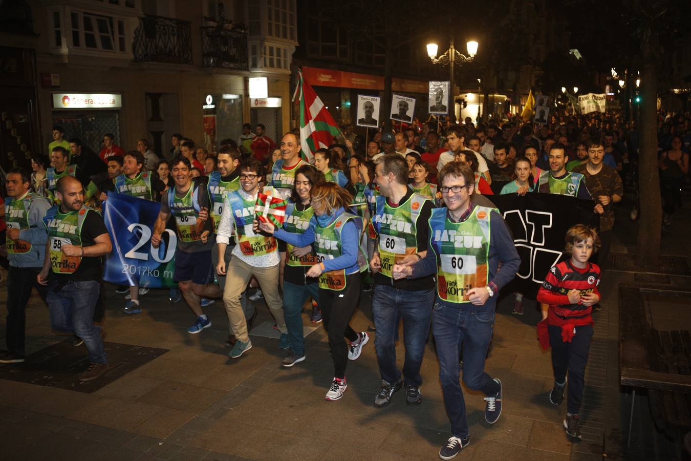 La Korrika recorre las calles de Vitoria