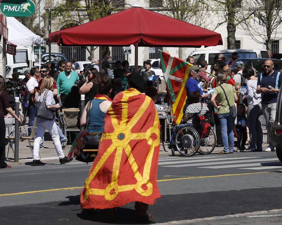 Miles de personas celebran en Bayona la entrega de armas de ETA